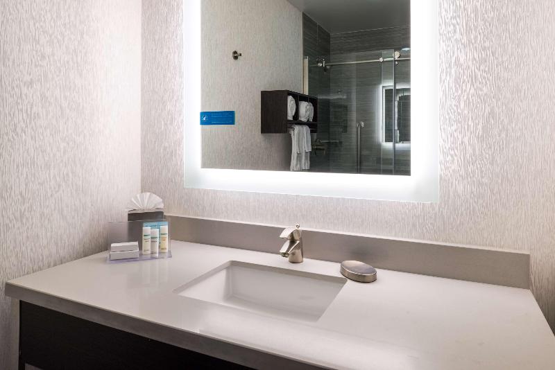 キングサイズベッドのスタンダードルーム, Hilton Garden Inn Rochester Downtown, Ny