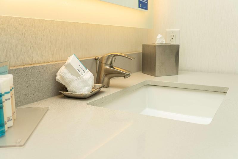 キングサイズベッドのスタンダードルーム, Hilton Garden Inn Rochester Downtown, Ny