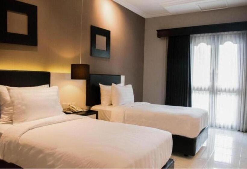 Номер Deluxe, Luminor Hotel Jember By Wh