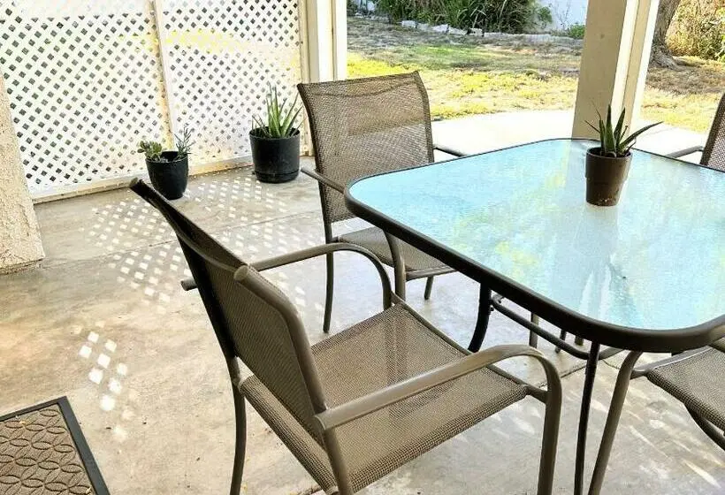 スタンダードルーム, Private Festive Room With Desk In The Country