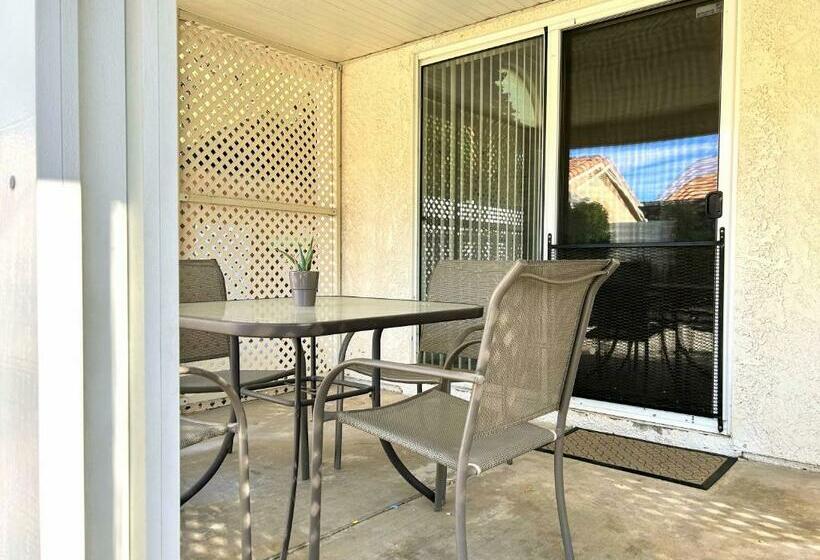 غرفة قياسية, Private Festive Room With Desk In The Country