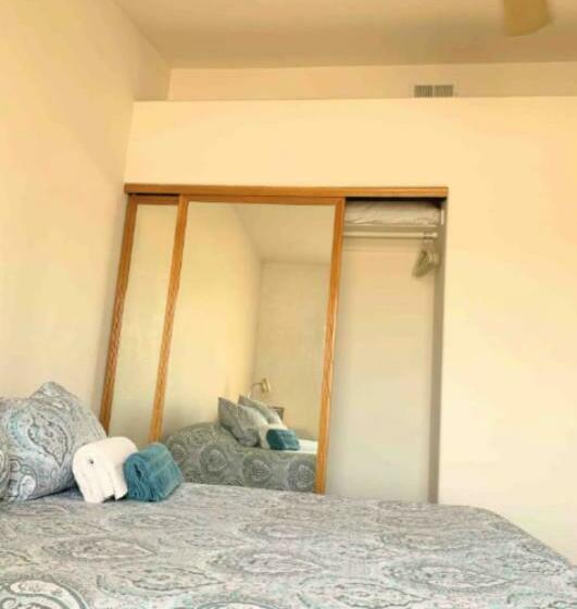 غرفة قياسية, Private Festive Room With Desk In The Country