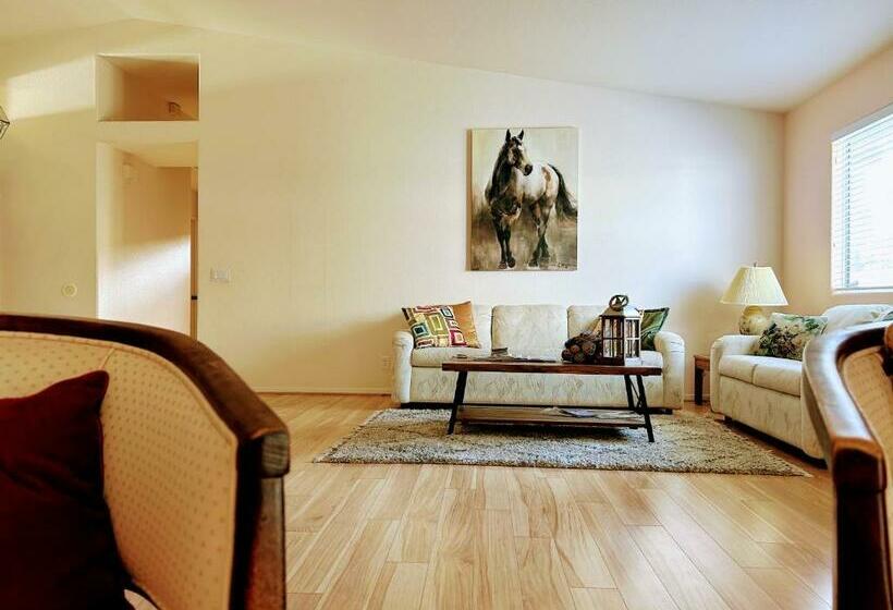 غرفة قياسية, Private Festive Room With Desk In The Country