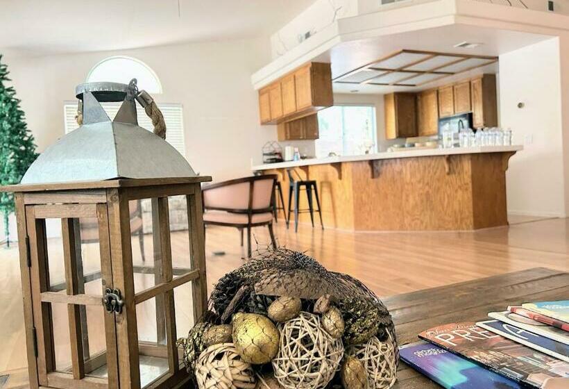 غرفة قياسية, Private Festive Room With Desk In The Country