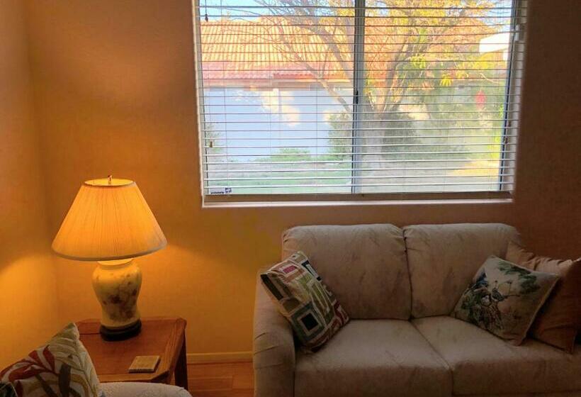 غرفة قياسية, Private Festive Room With Desk In The Country