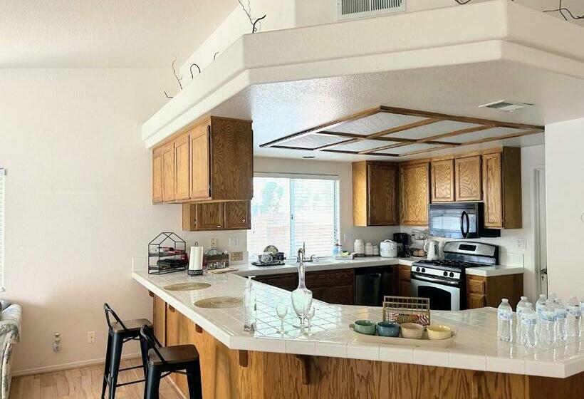 غرفة قياسية, Private Festive Room With Desk In The Country