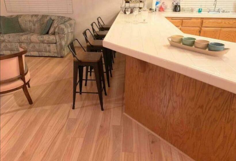 غرفة قياسية, Private Festive Room With Desk In The Country