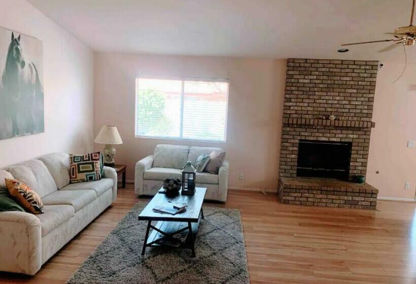 غرفة قياسية, Private Festive Room With Desk In The Country