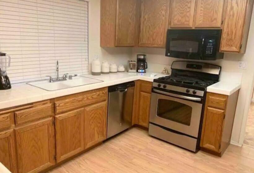 غرفة قياسية, Private Festive Room With Desk In The Country