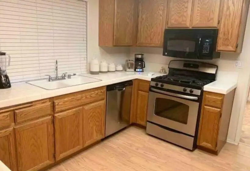 スタンダードルーム, Private Festive Room With Desk In The Country