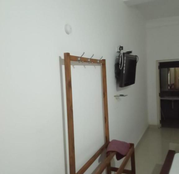 חדר אקונומי, Visaka Hotel   Kataragama