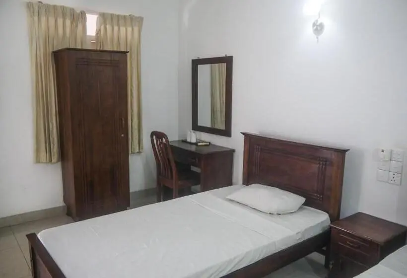 Deluxe Kolmen Hengen Huone, Visaka Hotel   Kataragama