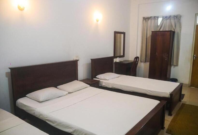 חדר דלוקס לשלושה, Visaka Hotel   Kataragama
