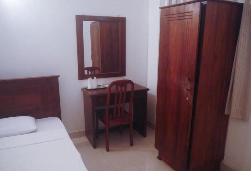 חדר סטנדרט לארבעה, Visaka Hotel   Kataragama