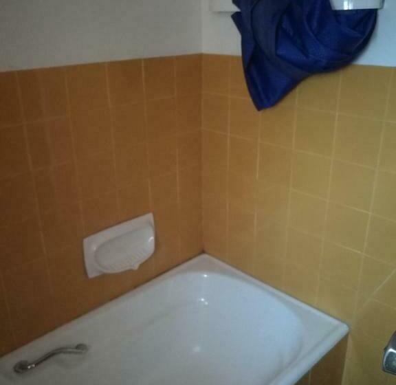 غرفة ديلوكس, Home Away From Home