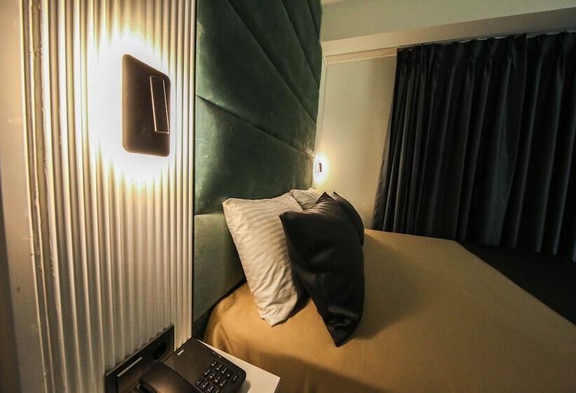 اتاق خانوادگی, Axu Airport