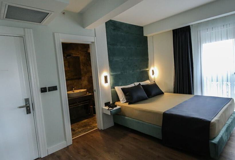 اتاق خانوادگی, Axu Airport