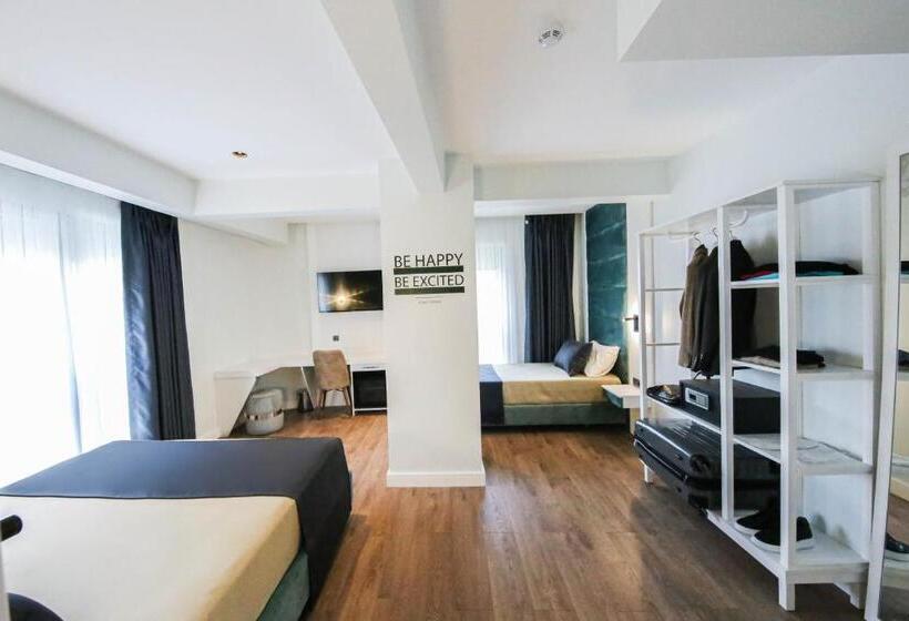 اتاق خانوادگی, Axu Airport