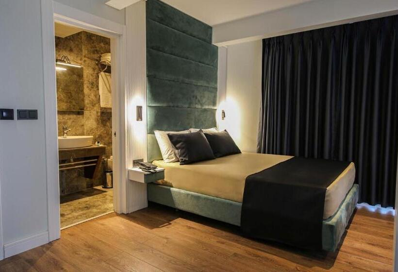 اتاق خانوادگی, Axu Airport