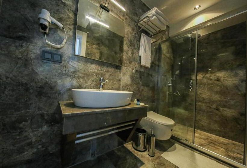 اتاق خانوادگی, Axu Airport