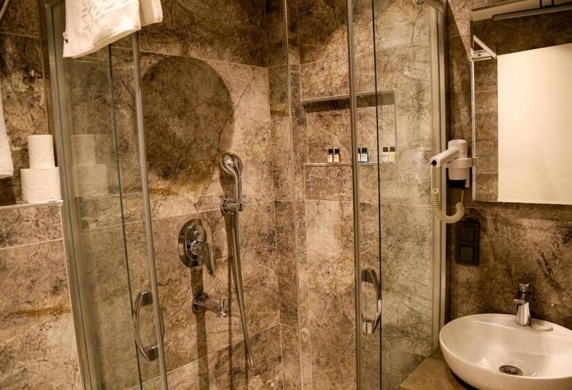 اتاق اکونومی, Axu Airport