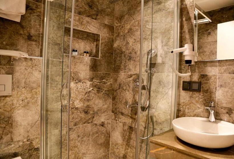 اتاق اکونومی, Axu Airport