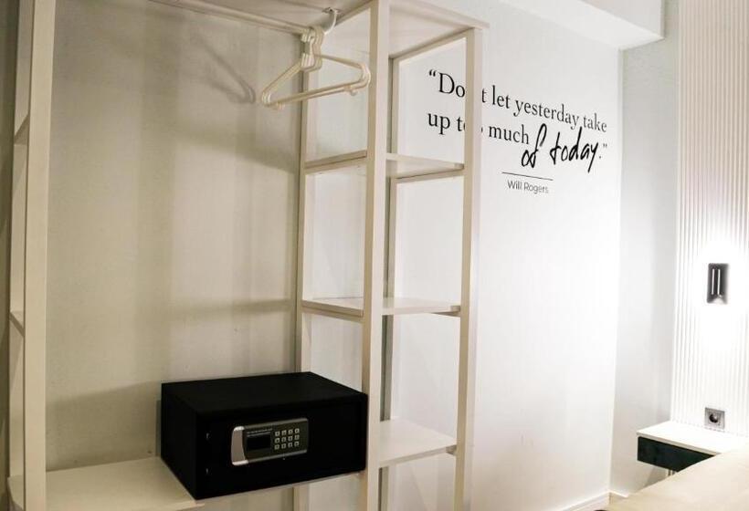 اتاق ساده سه‌ نفره, Axu Airport