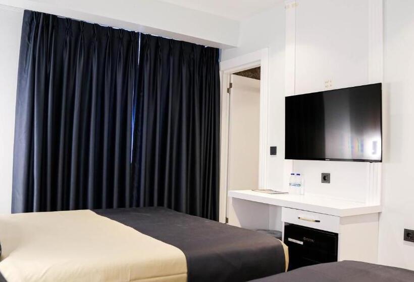 اتاق ساده سه‌ نفره, Axu Airport