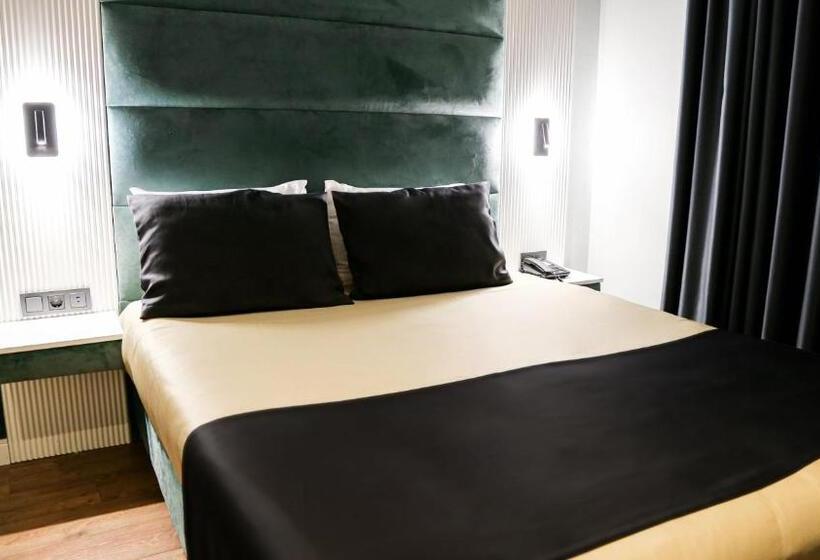 اتاق ساده سه‌ نفره, Axu Airport