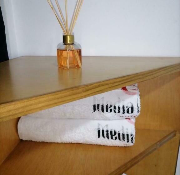 اتاق لوکس خانوادگی, Media Luna