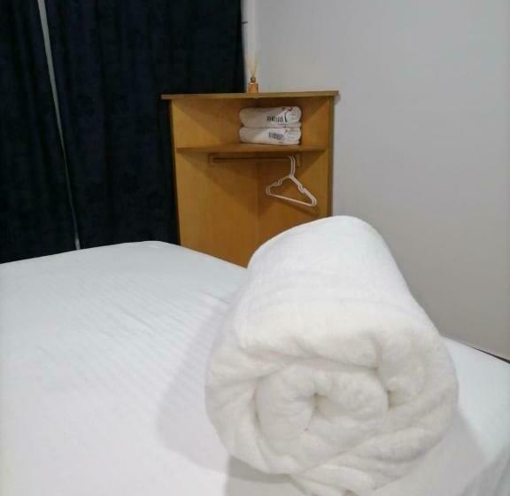 اتاق لوکس خانوادگی, Media Luna