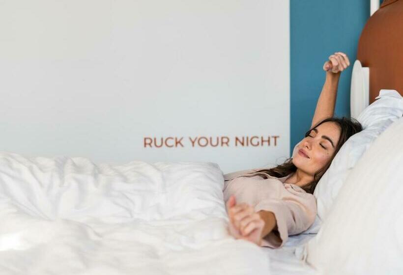اتاق استاندارد, The Ruck