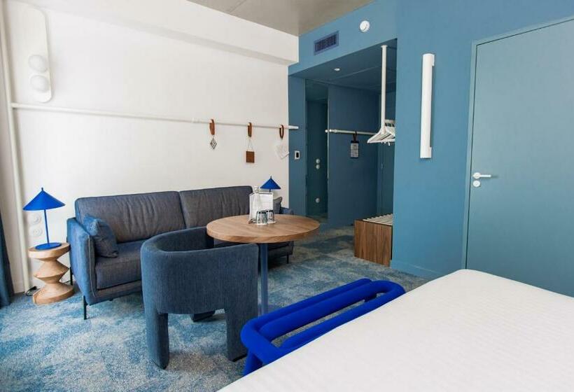 高级大房间, The Ruck