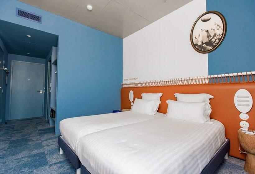 标准房带园景, The Ruck