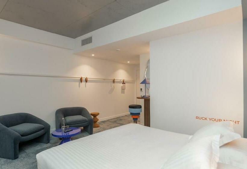 小型套房, The Ruck