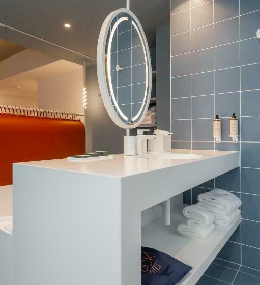 小型套房, The Ruck