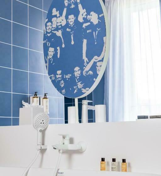 小型套房, The Ruck