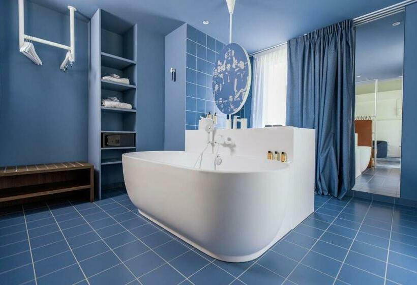 小型套房, The Ruck