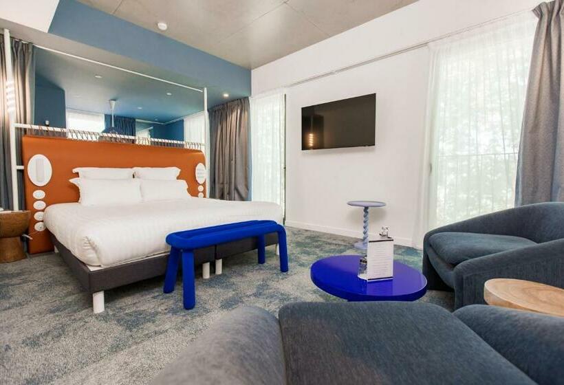 小型套房, The Ruck