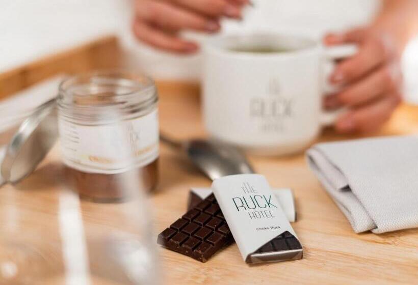 高级大房间, The Ruck