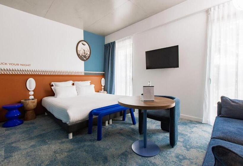 高级大房间, The Ruck