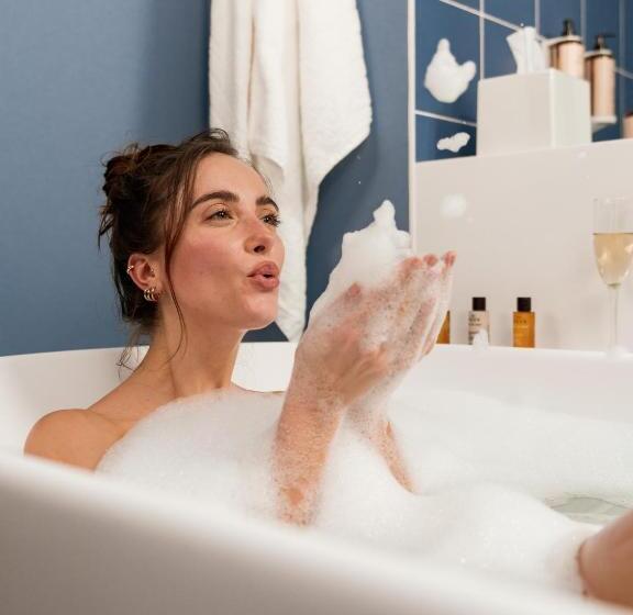 小型套房, The Ruck