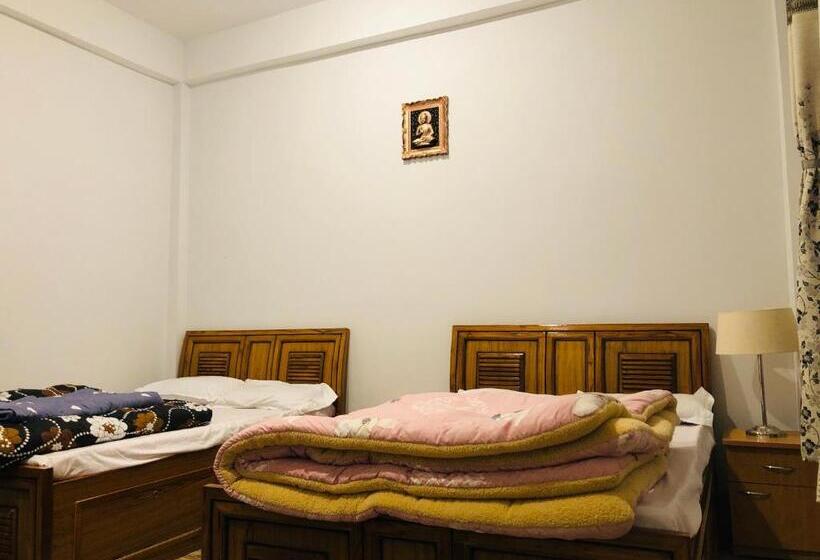 Номер Стандарт, Sherpas Enclave