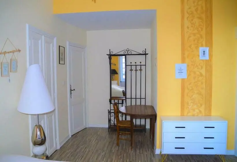 اتاق استاندارد چهار تخته, Maison Au Loup Superbe Ancien Hotel Particulier Du Xvie Siècle Au Cœur De La Vieille Ville Du Puy
