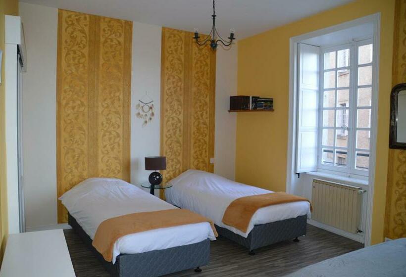 Четырехместный Номер Стандарт, Maison Au Loup   Superbe Ancien Hotel Particulier Du Xvie Siècle Au Cœur De La Vieille Ville Du Puy