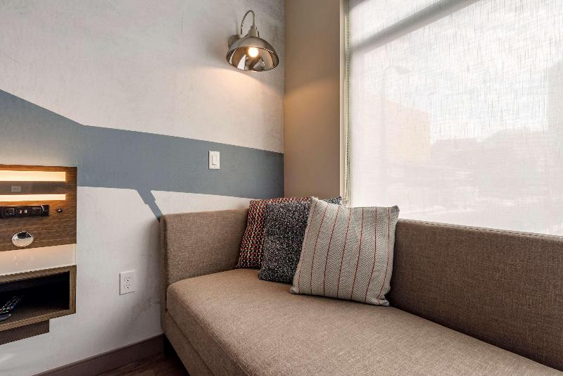 キングサイズベッドのスタンダードルーム, Cambria Hotel Minneapolis Downtown