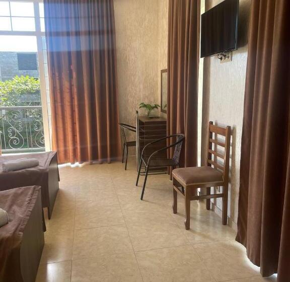 اتاق استاندارد سه تخته با بالکن, Villa Golden Fleece