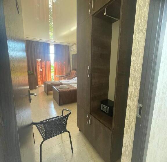 اتاق استاندارد سه تخته با بالکن, Villa Golden Fleece