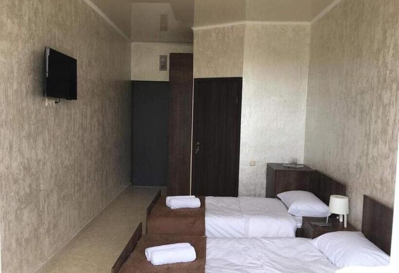 اتاق استاندارد سه تخته با بالکن, Villa Golden Fleece