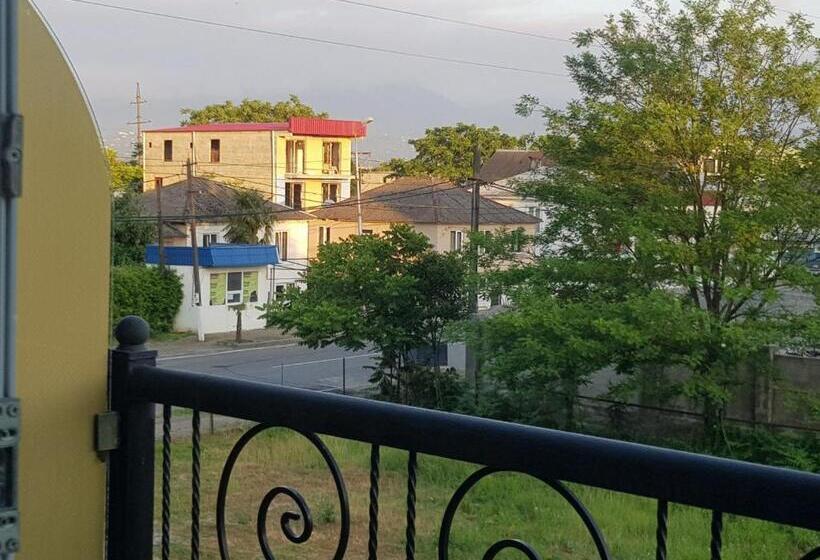 اتاق استاندارد سه تخته با بالکن, Villa Golden Fleece